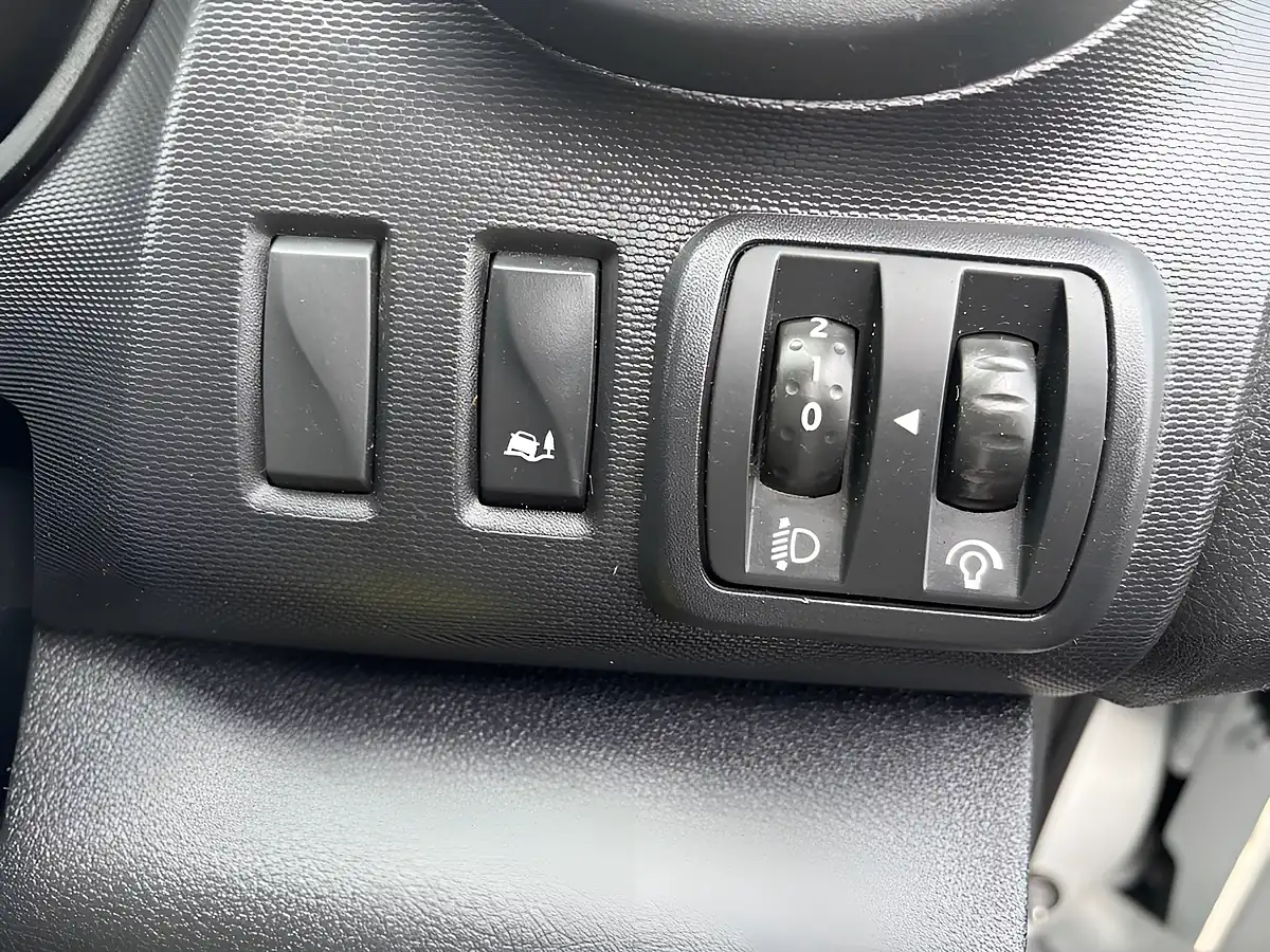 Used 2021 Renault Trafic Business Swb Standard Roof White - Interior and Exterior details 16