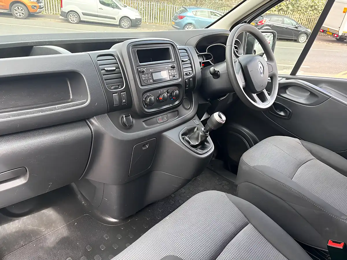 Used 2021 Renault Trafic Business Swb Standard Roof White - Interior and Exterior details 17