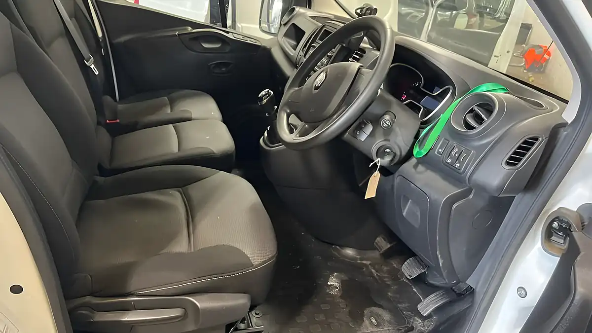 Used 2021 Renault Trafic Business+ White - Interior and Exterior details 12