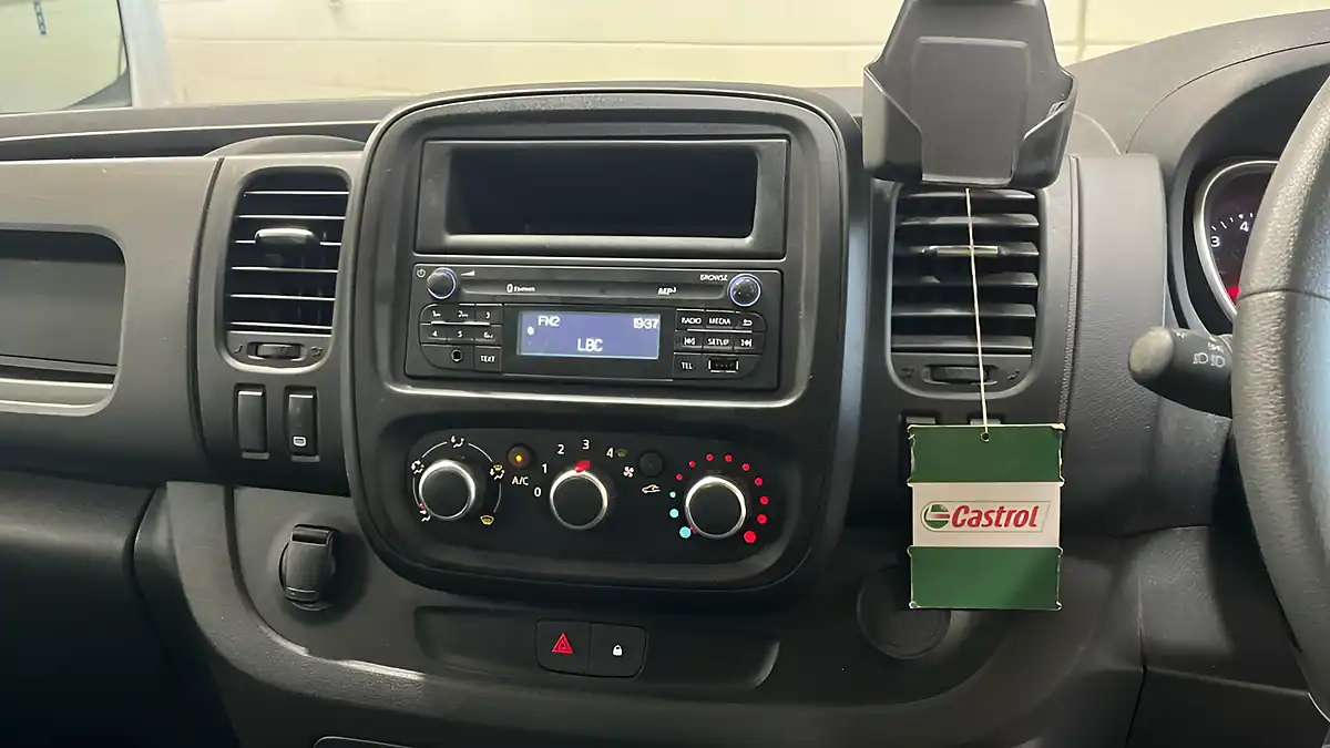 Used 2021 Renault Trafic Business+ White - Interior and Exterior details 13