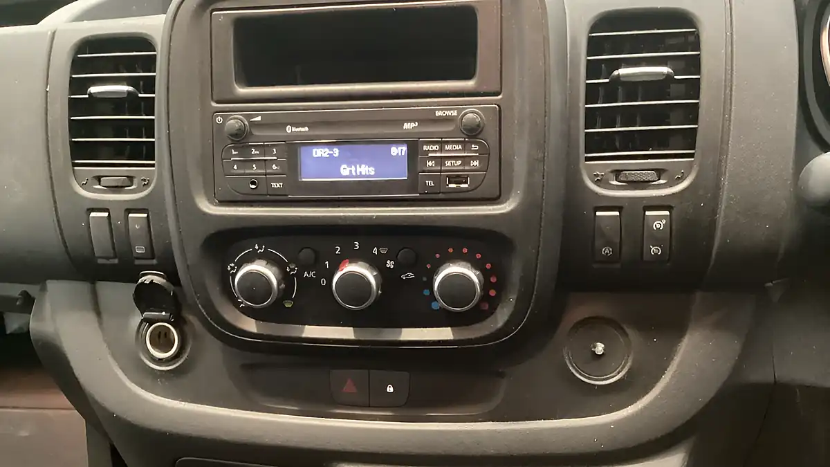 Used 2021 Renault Trafic Business+ White - Interior and Exterior details 13