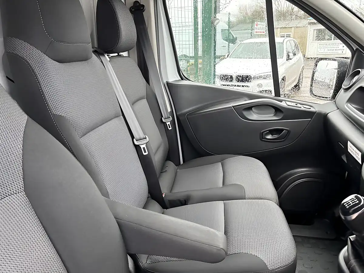 Used 2021 Renault Trafic Business+ White - Interior and Exterior details 10