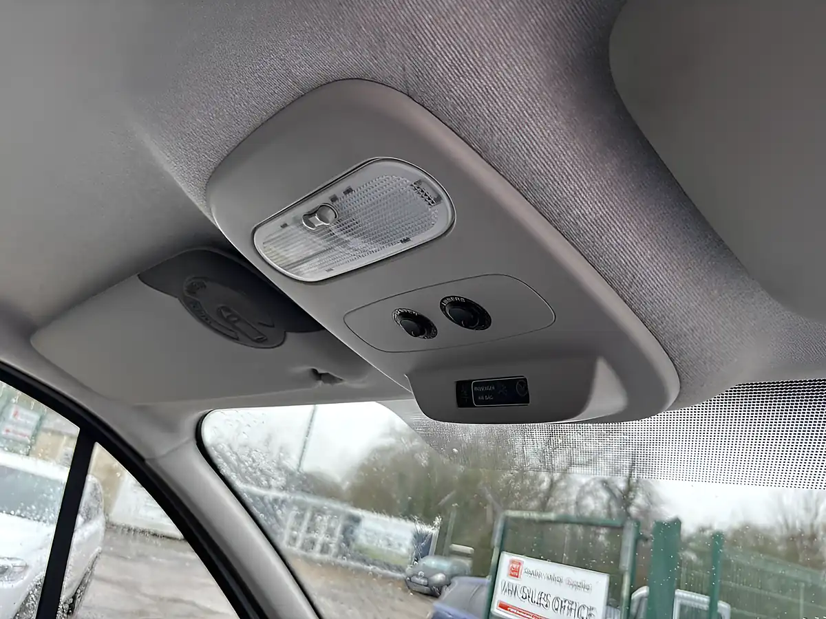 Used 2021 Renault Trafic Business+ White - Interior and Exterior details 11