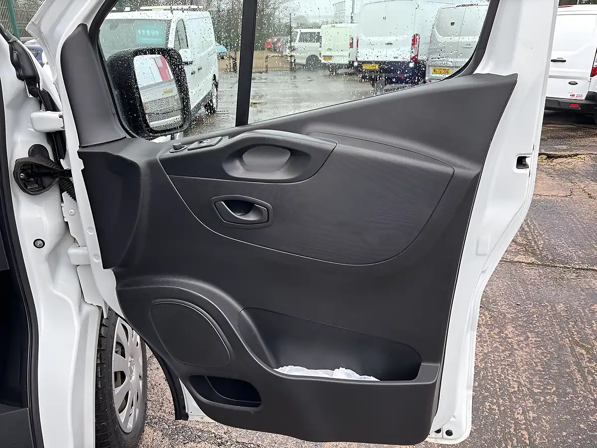 Used 2021 Renault Trafic Business+ White - Interior and Exterior details 12
