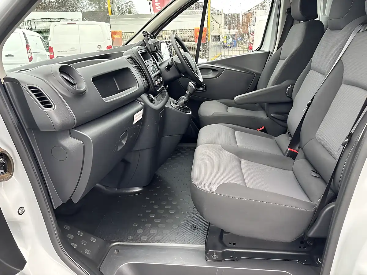 Used 2021 Renault Trafic Business+ White - Interior and Exterior details 19
