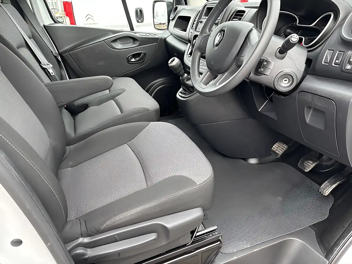 Used 2021 Renault Trafic Business White - Interior and Exterior details 10