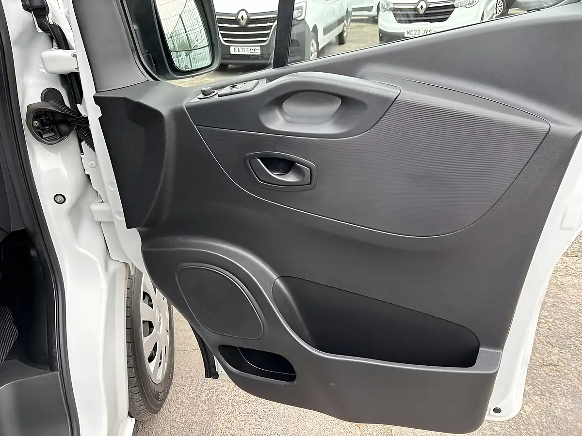 Used 2021 Renault Trafic Business White - Interior and Exterior details 11