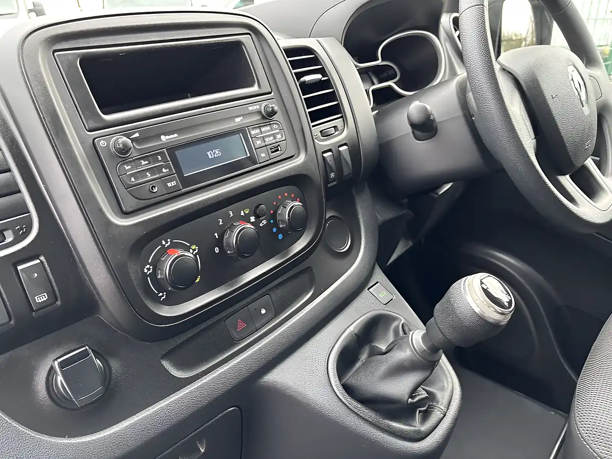 Used 2021 Renault Trafic Business White - Interior and Exterior details 19