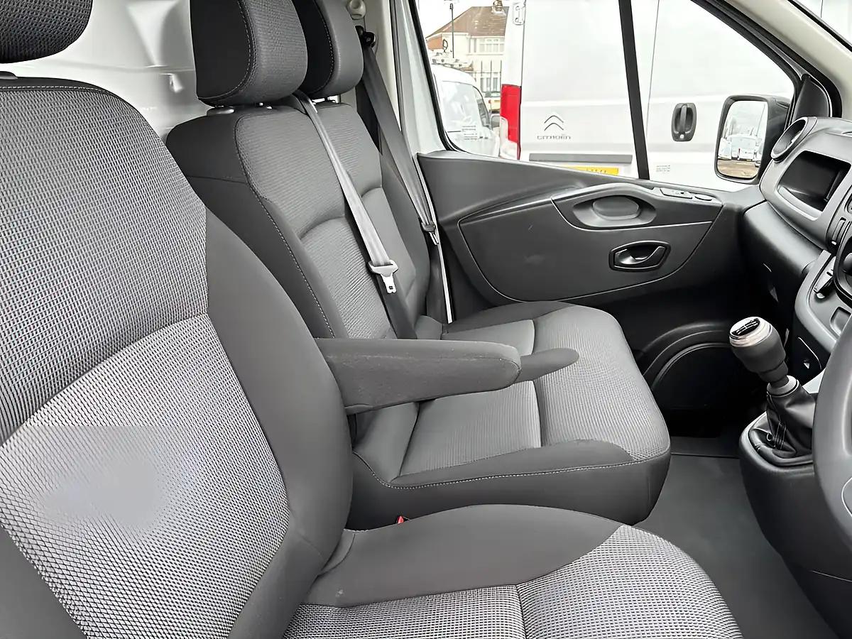 Used 2021 Renault Trafic Business White - Interior and Exterior details 8