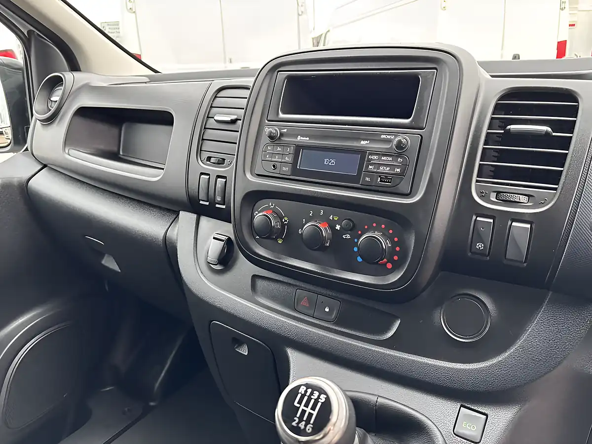 Used 2021 Renault Trafic Business White - Interior and Exterior details 9