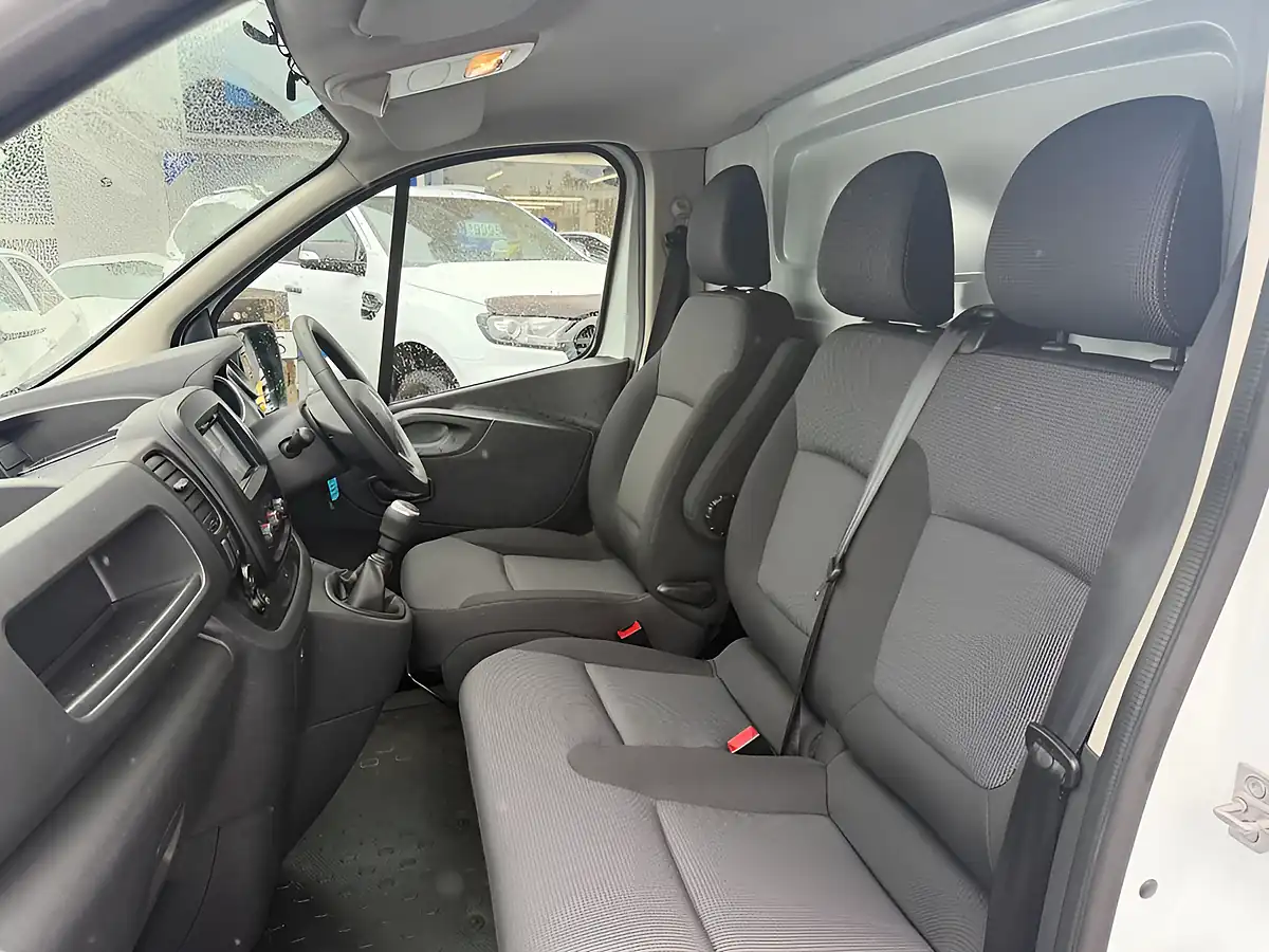 Used 2021 Renault Trafic Energy 28 Business White - Interior and Exterior details 10