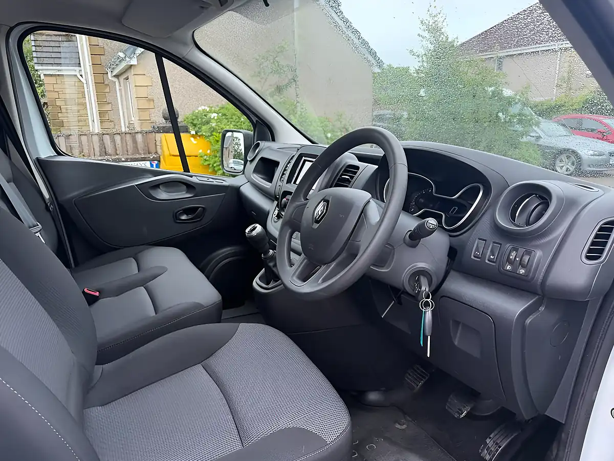 Used 2021 Renault Trafic Energy 28 Business White - Interior and Exterior details 8