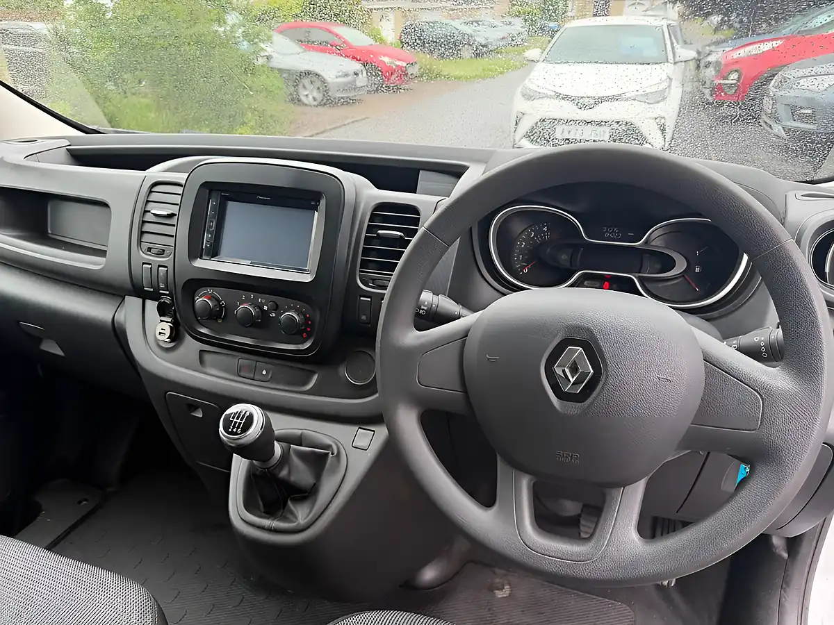 Used 2021 Renault Trafic Energy 28 Business White - Interior and Exterior details 9