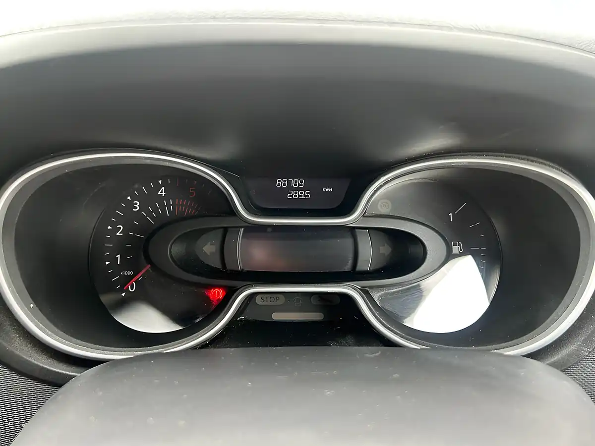 Used 2021 Renault Trafic Energy 28 Business White - Interior and Exterior details 10