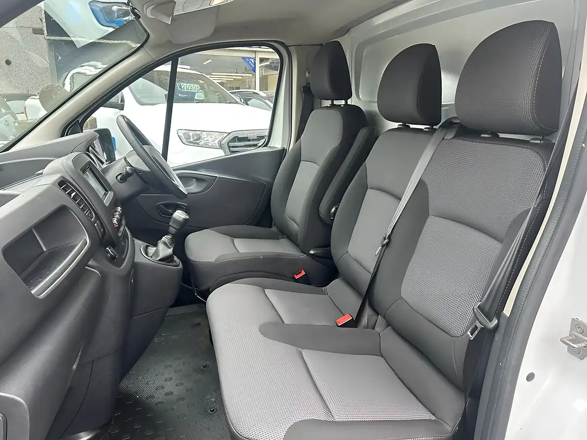 Used 2021 Renault Trafic Energy 28 Business White - Interior and Exterior details 13
