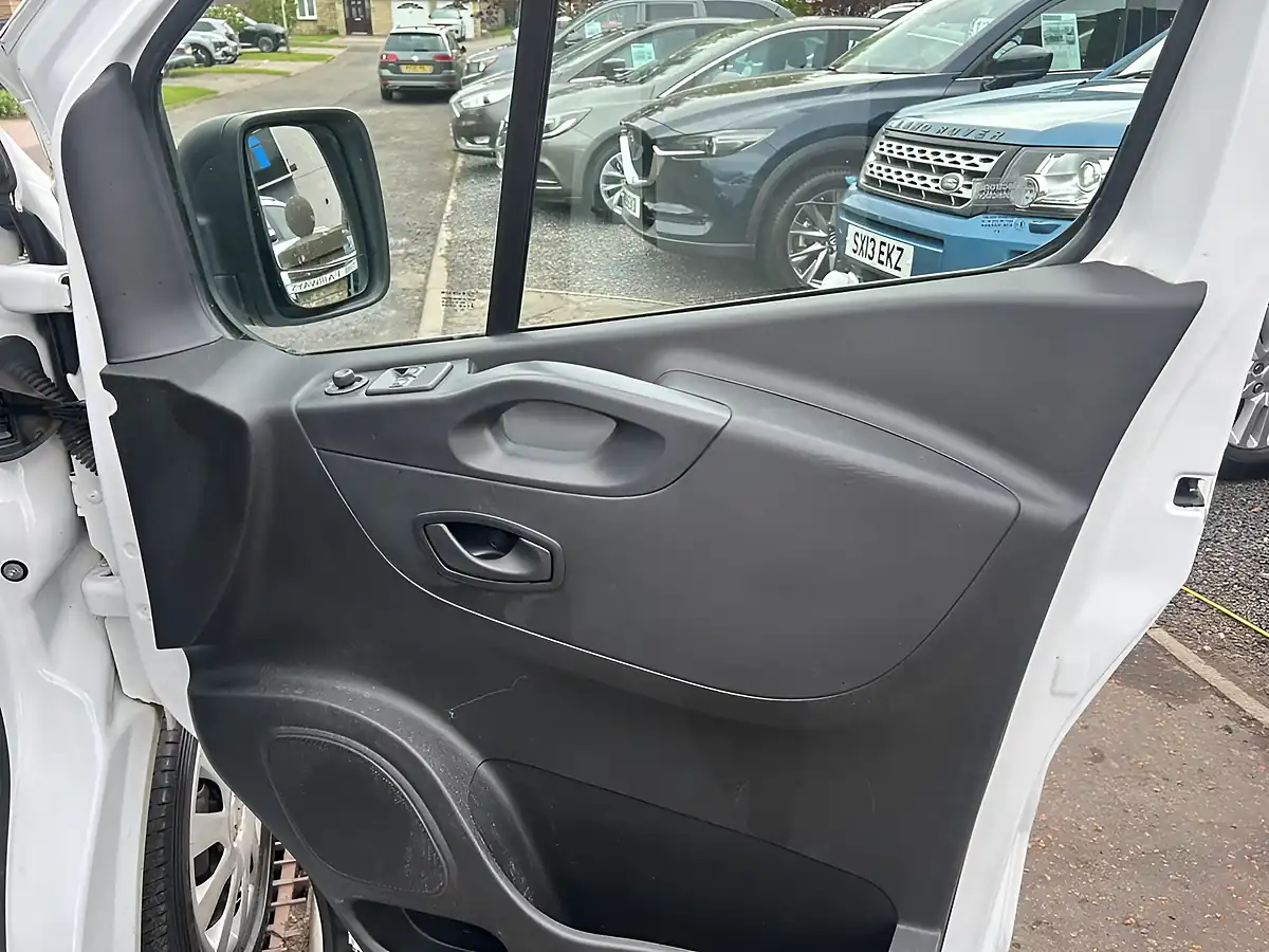 Used 2021 Renault Trafic Energy 28 Business White - Interior and Exterior details 14