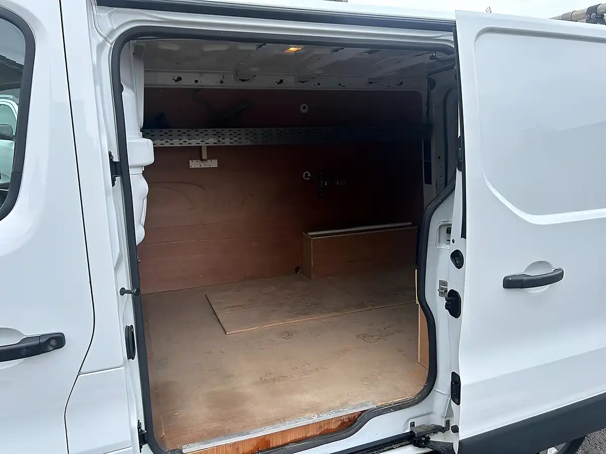 Used 2021 Renault Trafic Energy 28 Business White - Interior and Exterior details 15
