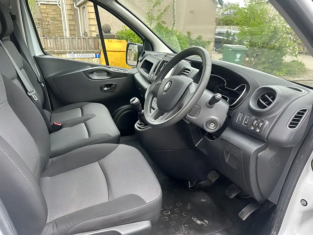 Used 2021 Renault Trafic Energy 28 Business White - Interior and Exterior details 8