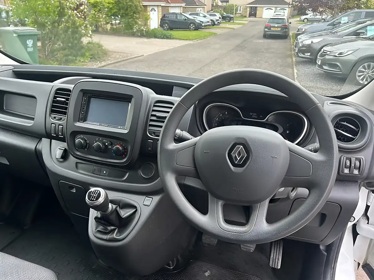 Used 2021 Renault Trafic Energy 28 Business White - Interior and Exterior details 9