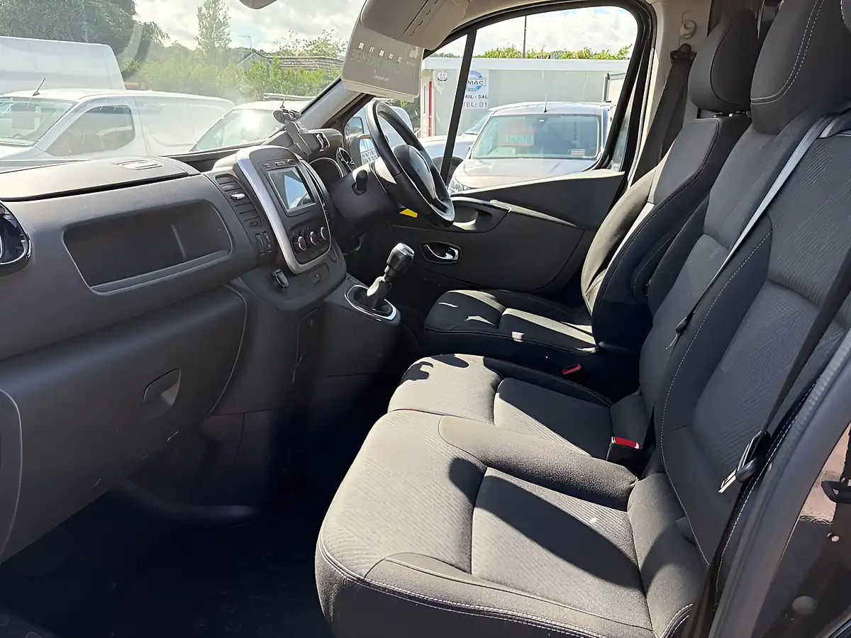 Used 2021 Renault Trafic Energy 28 Sport Nav Black - Interior and Exterior details 14