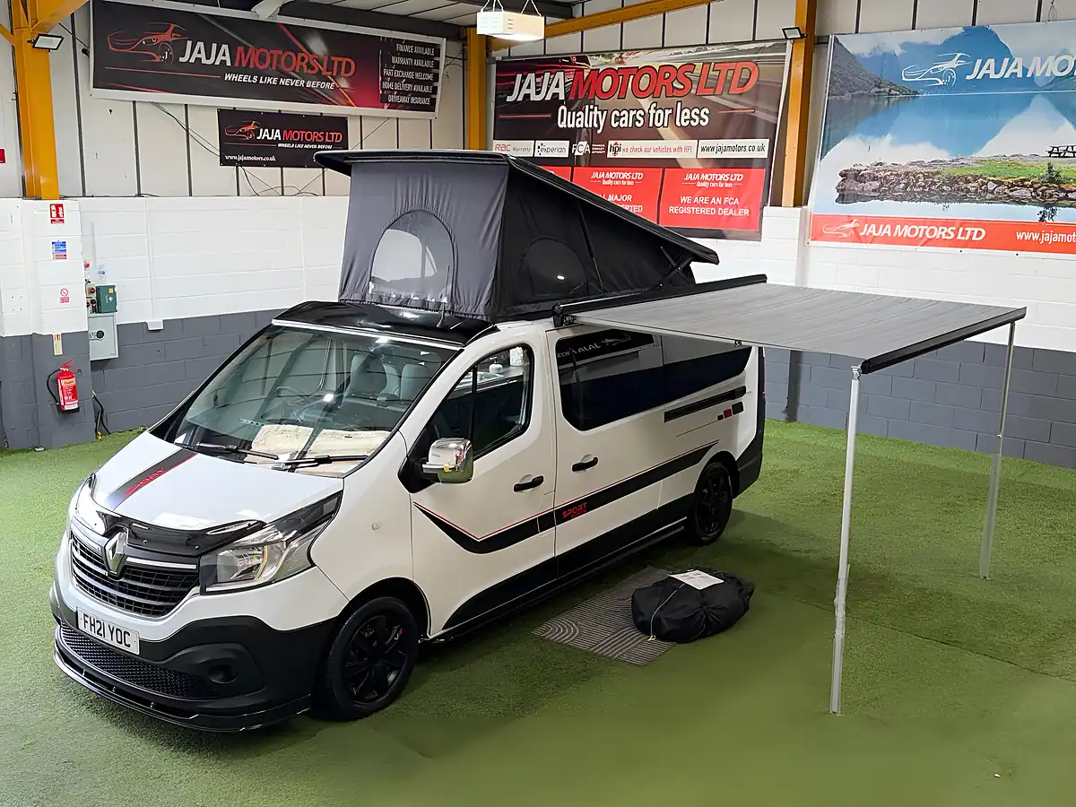 Used 2021 Renault Trafic Energy Business White - Front View