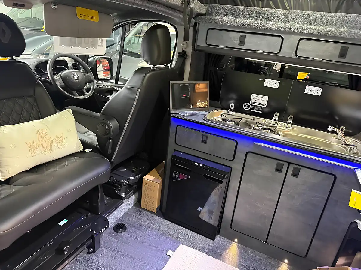 Used 2021 Renault Trafic Energy Business White - Interior and Exterior details 4