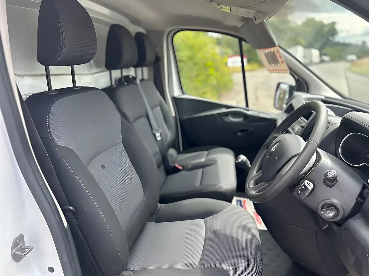 Used 2021 Renault Trafic S128 Business White - Interior and Exterior details 12