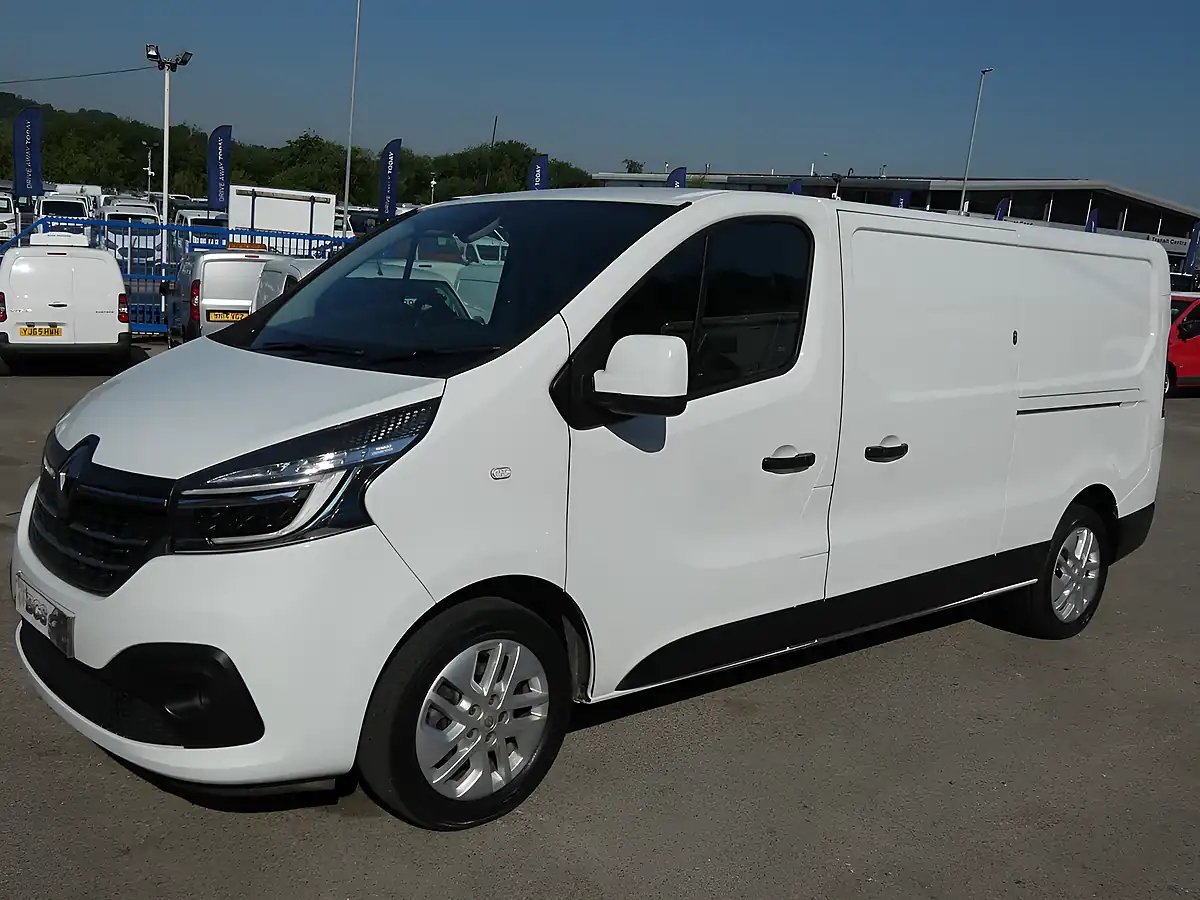 Used 2021 Renault Trafic Sport L2 Glacier White - Interior and Exterior details 12