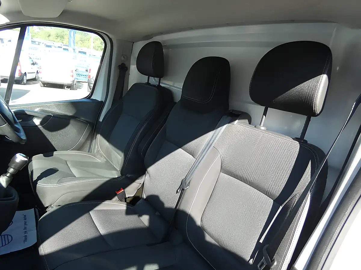 Used 2021 Renault Trafic Sport L2 Glacier White - Interior and Exterior details 18