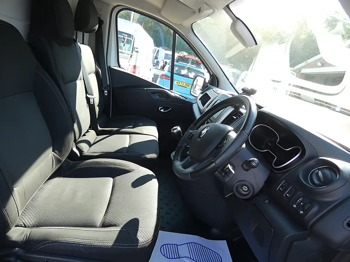 Used 2021 Renault Trafic Sport L2 Glacier White - Interior and Exterior details 2