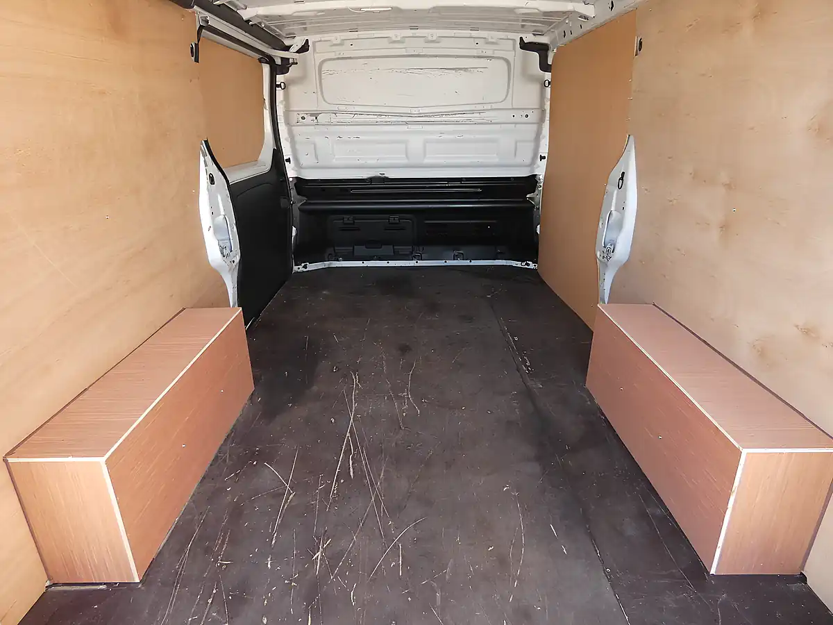 Used 2021 Renault Trafic Sport L2 Glacier White - Interior and Exterior details 3