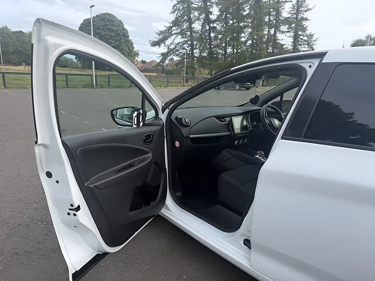 Used 2021 Renault Zoe I Business White - Interior and Exterior details 11