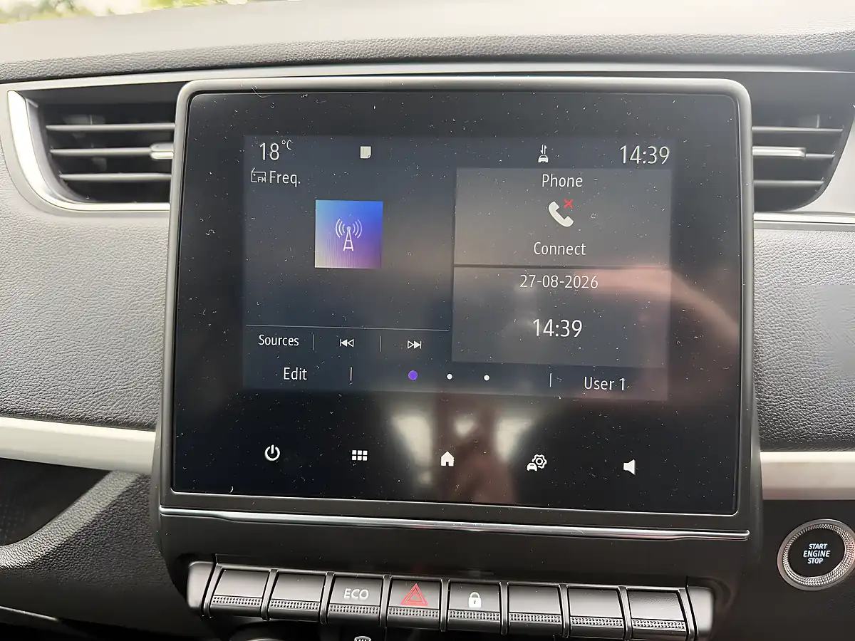 Used 2021 Renault Zoe I Business White - Interior and Exterior details 13