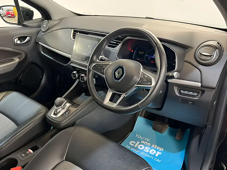 Used 2021 Renault Zoe Iconic Diamond Black - Interior and Exterior details 12