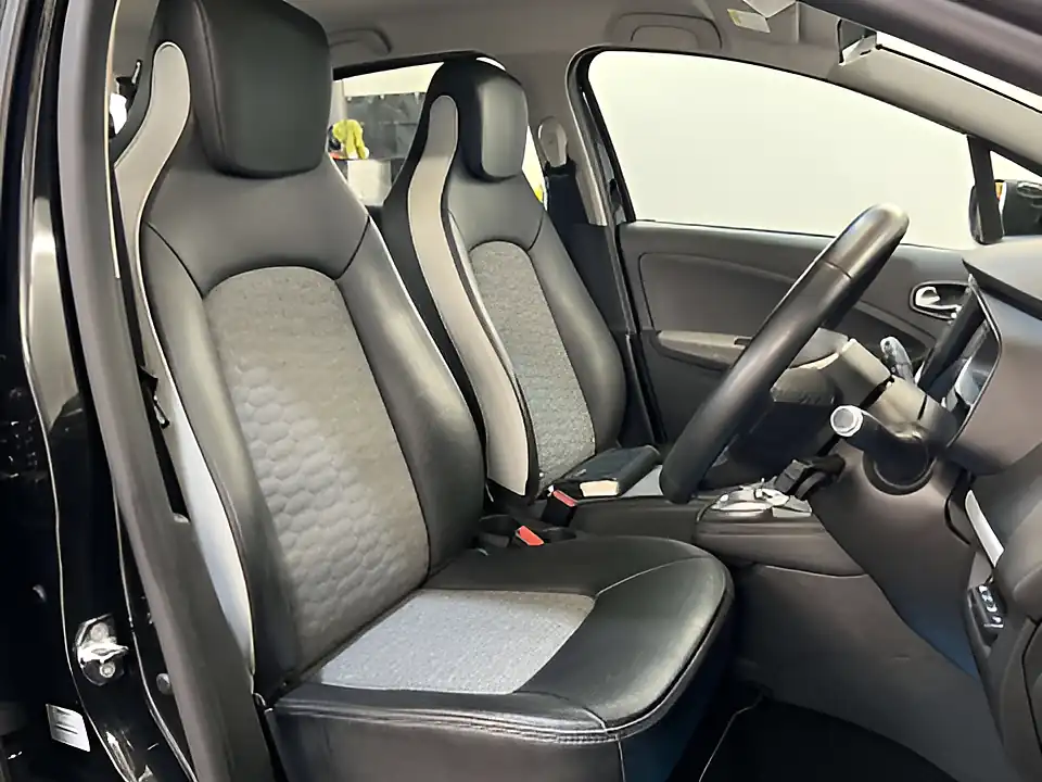 Used 2021 Renault Zoe Iconic Diamond Black - Interior and Exterior details 14