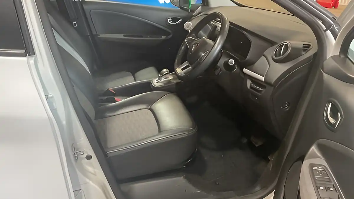 Used 2021 Renault Zoe Iconic White - Interior and Exterior details 7