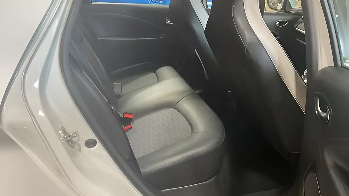 Used 2021 Renault Zoe Iconic White - Interior and Exterior details 8