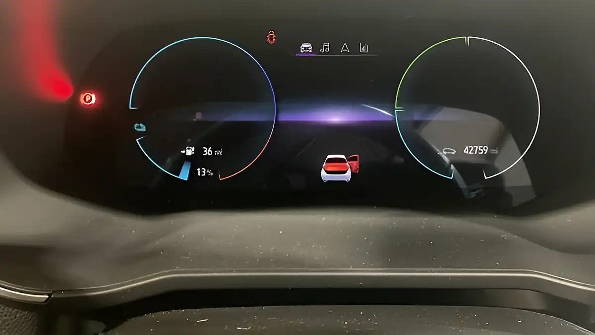 Used 2021 Renault Zoe Iconic White - Interior and Exterior details 9