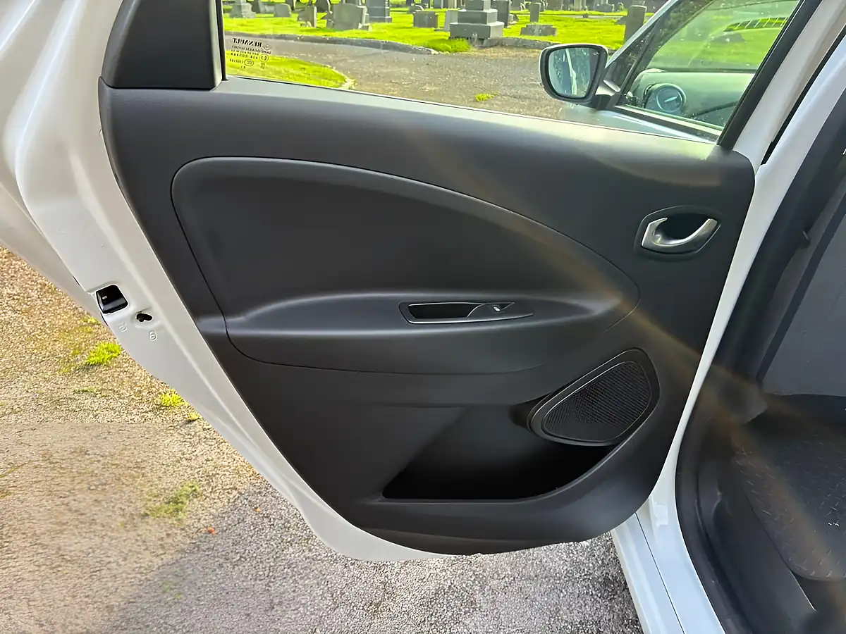 Used 2021 Renault Zoe Iconic White - Interior and Exterior details 10