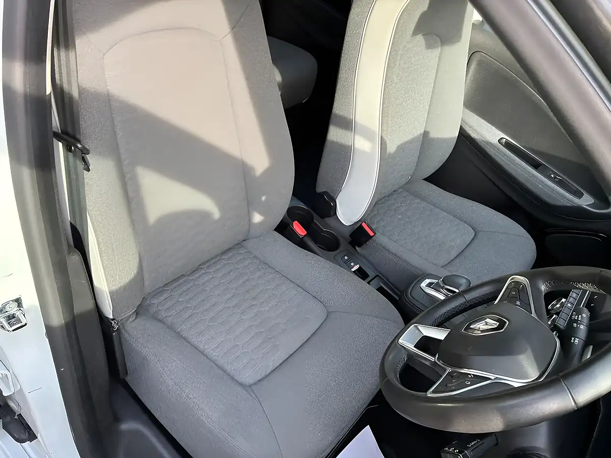 Used 2021 Renault Zoe Iconic White - Interior and Exterior details 11