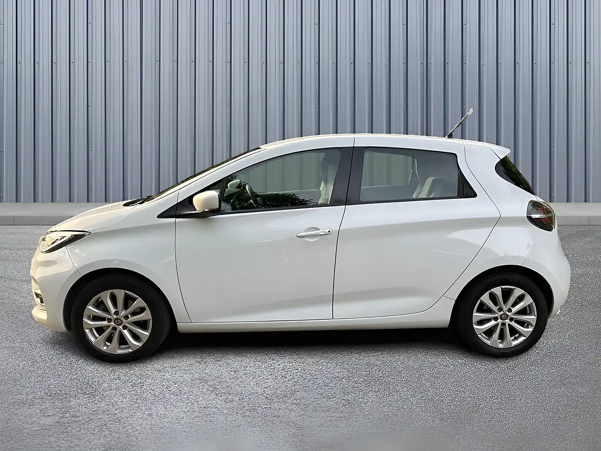 Used 2021 Renault Zoe Iconic White - Interior and Exterior details 8