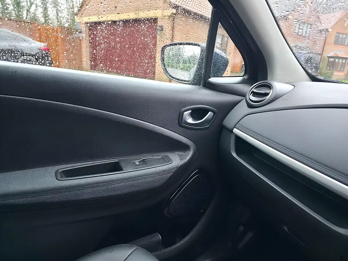 Used 2021 Renault Zoe Riviera Blue - Interior and Exterior details 10