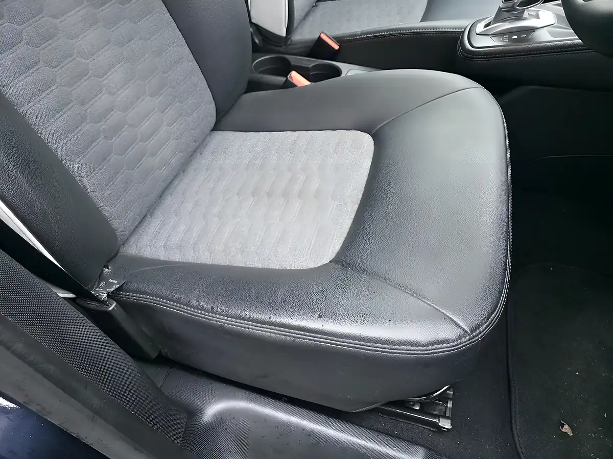Used 2021 Renault Zoe Riviera Blue - Interior and Exterior details 12