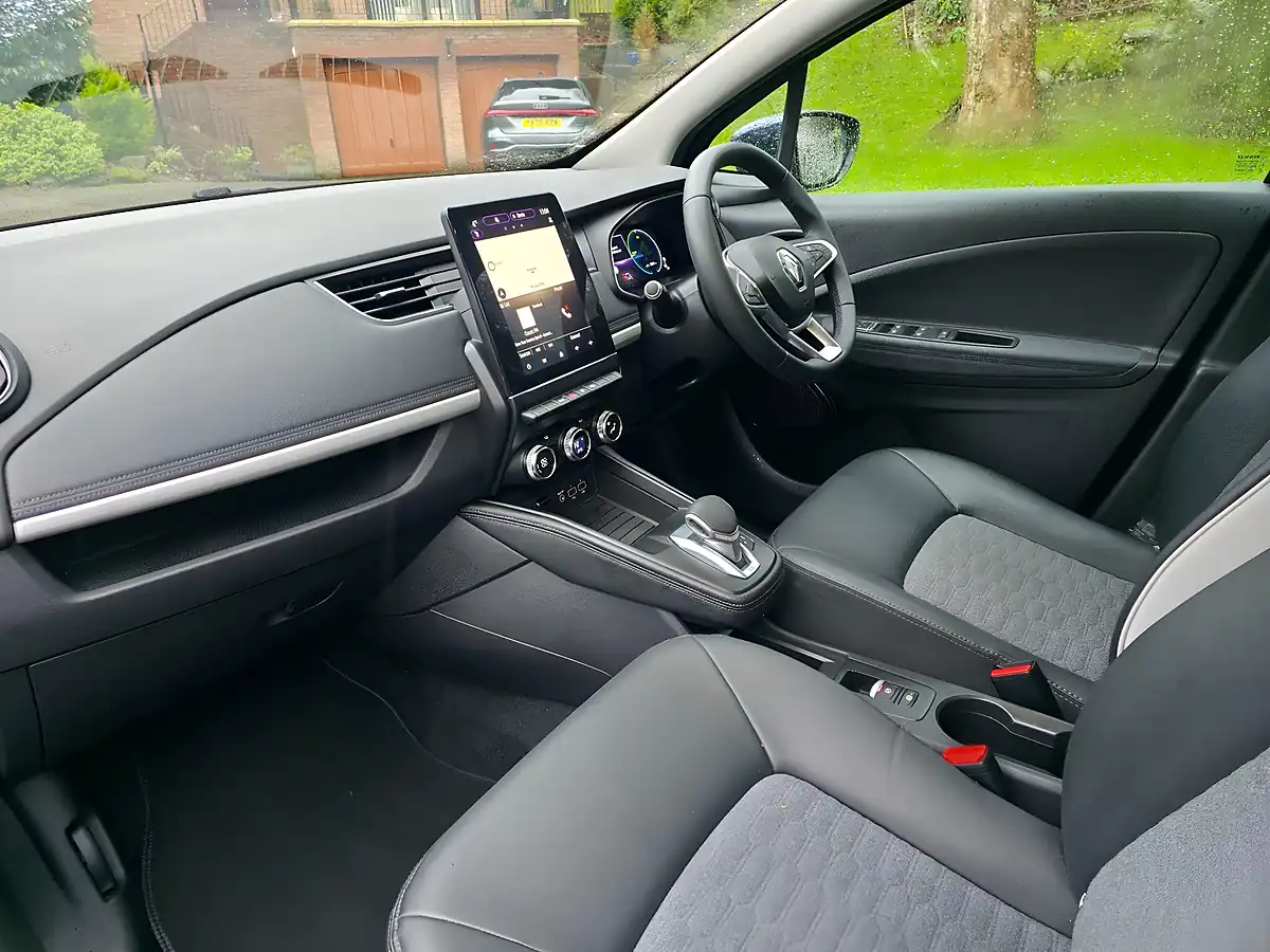 Used 2021 Renault Zoe Riviera Blue - Interior and Exterior details 18
