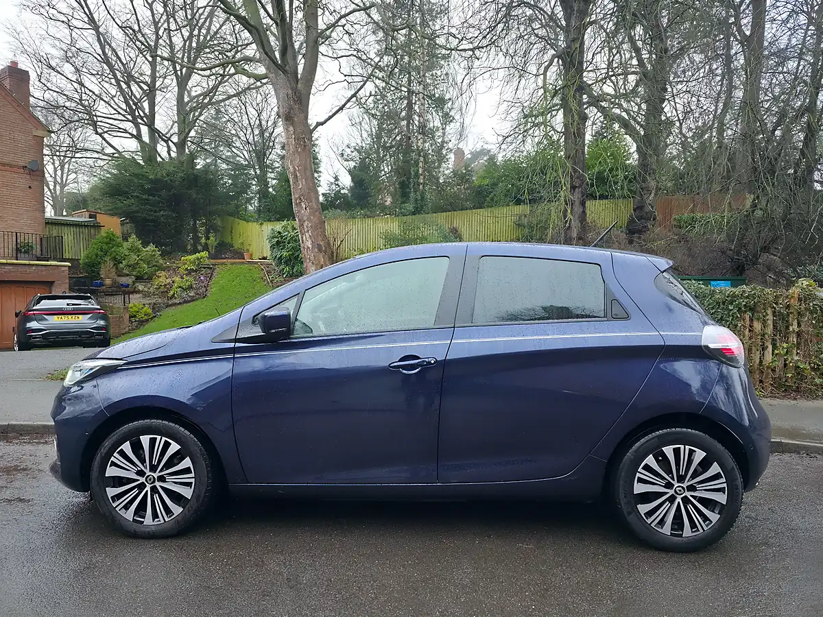 Used 2021 Renault Zoe Riviera Blue - Interior and Exterior details 5