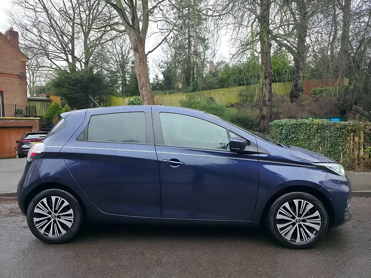 Used 2021 Renault Zoe Riviera Blue - Interior and Exterior details 7