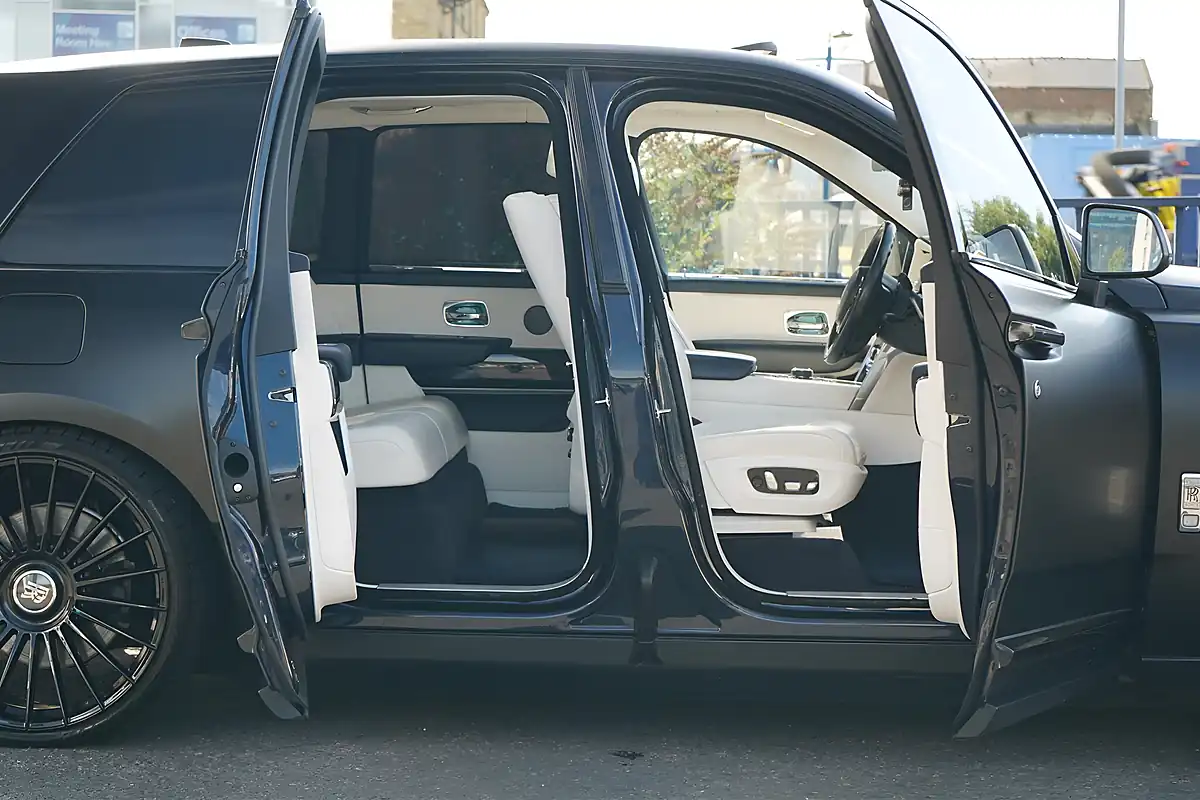 Used 2021 Rolls-Royce Cullinan Blue - Interior and Exterior details 15