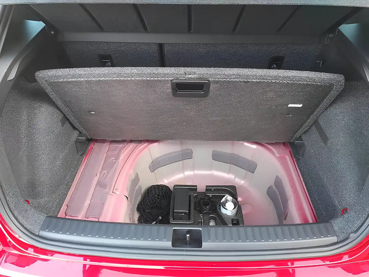 Used 2021 SEAT Arona Xcellence Lux Red - Interior and Exterior details 12