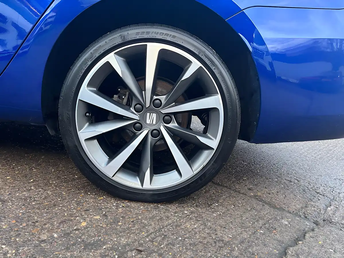 Used 2021 SEAT Leon Fr Sport Blue - Interior and Exterior details 9
