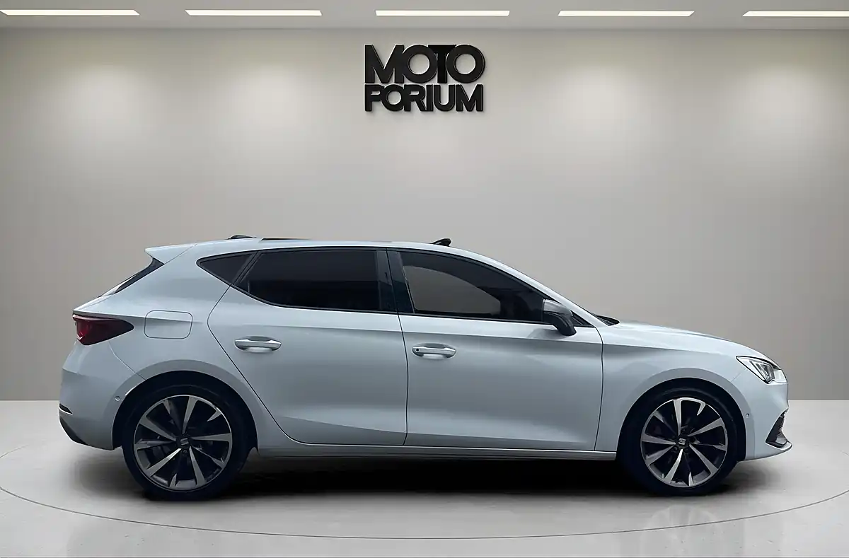 Used 2021 SEAT Leon Fr Sport White - Interior and Exterior details 12